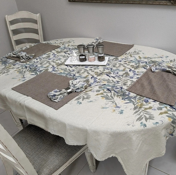 Tablecloth and napkins - Picture 1 of 6